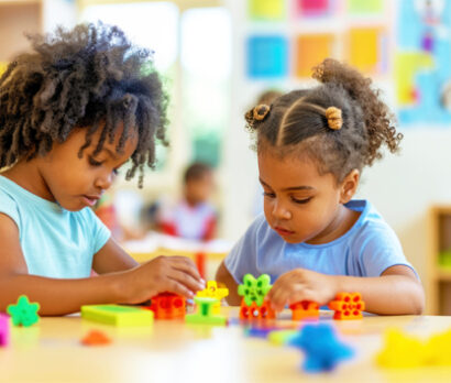 kids-playing-puzzle-together