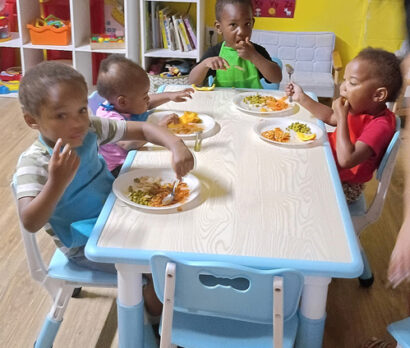 Kids-eating-lunch